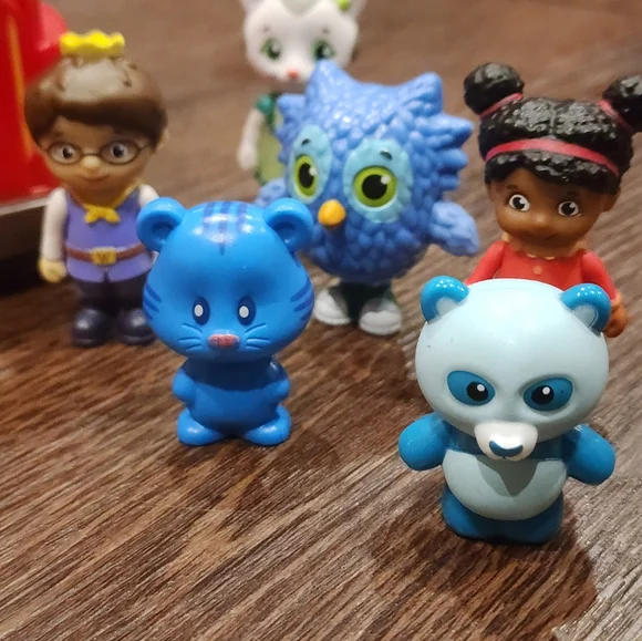 Mr Rogers Daniel Tiger Neighborhood Pull Back Trolley Car And 10 Figures - Picture 3 of 5